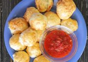 фотография пирожков с колбасой