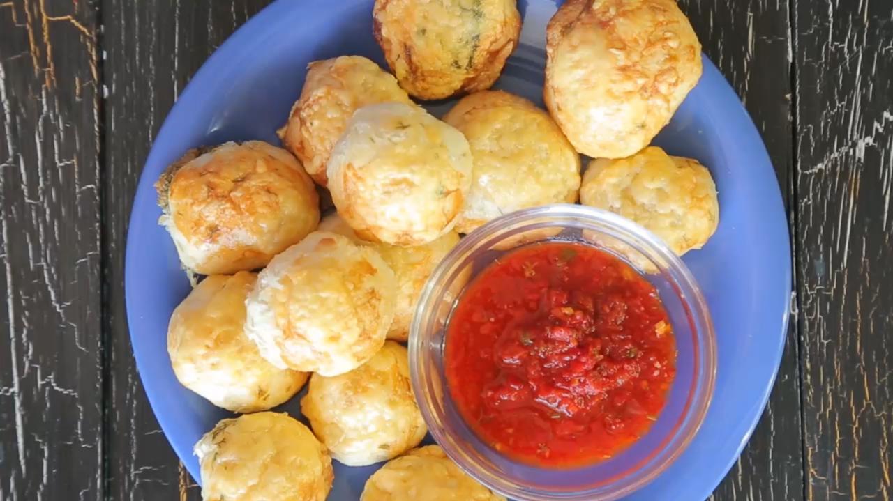 фотография пирожков с колбасой